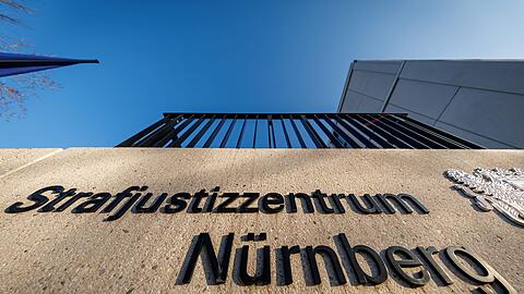 Nach dem Mord an seiner Ehefrau muss ein Rentner ins Gef&auml;ngnis. Das Landgericht N&uuml;rnberg-F&uuml;rth verurteilte ihn zu neun Jahren Haft.