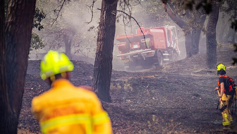 Die Feuerwehr k&auml;mpft immer noch gegen den Brand, die Lage hat sich allerdings stabilisiert.