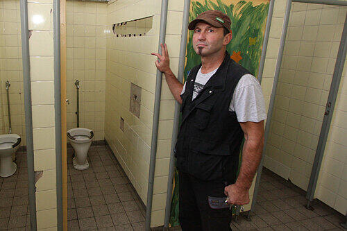 Wenn Toiletten vergammelt sind, dann dauert es nicht lange, bis sie durch Vandalismus komplett zerstört werden. Bei neuen Anlagen passiert das nicht so schnell, sagt Schul-Hausmeister Mario Baumeister.