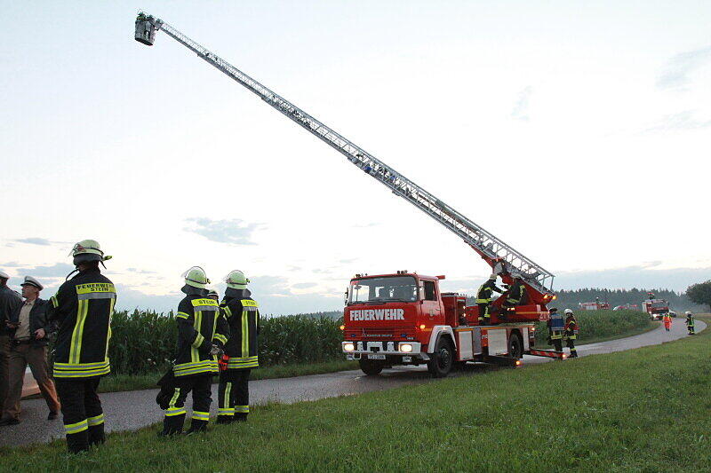 In der Nähe von Traunreut überschlug sich ein Golf in einem Maisfeld. Drei junge Männer wurden in dem Maisfeld entdeckt.