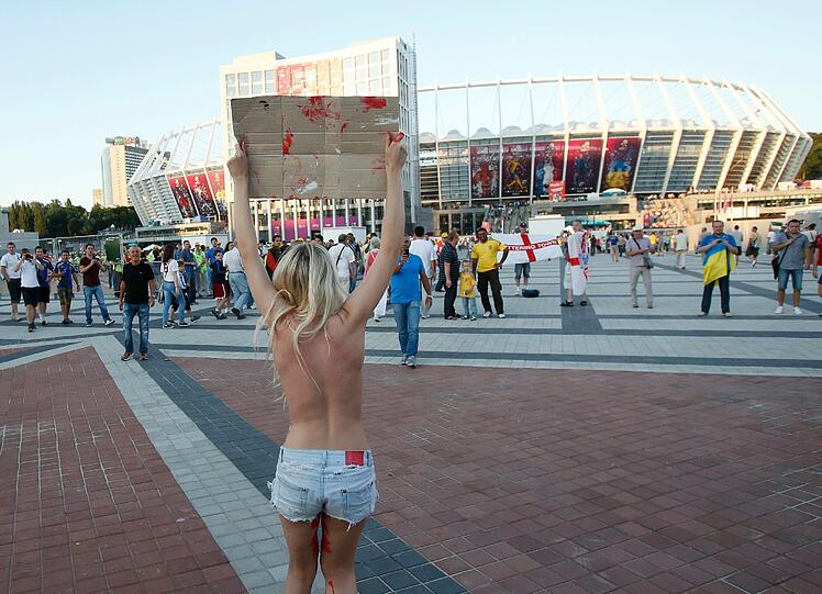 Nackte Tatsachen: Gewohnt freizügig protestierten Anhänger der feministischen Organisation Femen in London während Olympia - diesmal gegen islamistische Regimes und deren Unterstützung durch das olympische Kommitee. Da hatte die englische Polizei alle Hände voll zu tun.