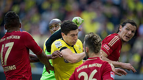 Dortmunds Robert Lewandowski und Felipe Santana sowie Bayerns Jerome Boateng, Torwart Manuel Neuer, Diego Contento und Daniel van Buyten versuchen nach einer Hereingabe an den Ball zu kommen.