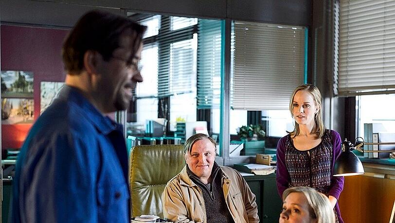 Neu für Axel Thiel (Axel Prahl, Mitte), Nadeshda Krusenstern (Friederike Kempter, hinten re.) und Assistentin Silke Haller (Christine Urspruch): Prof. Boerne (Jan Josef Liefers, l) bedankt sich