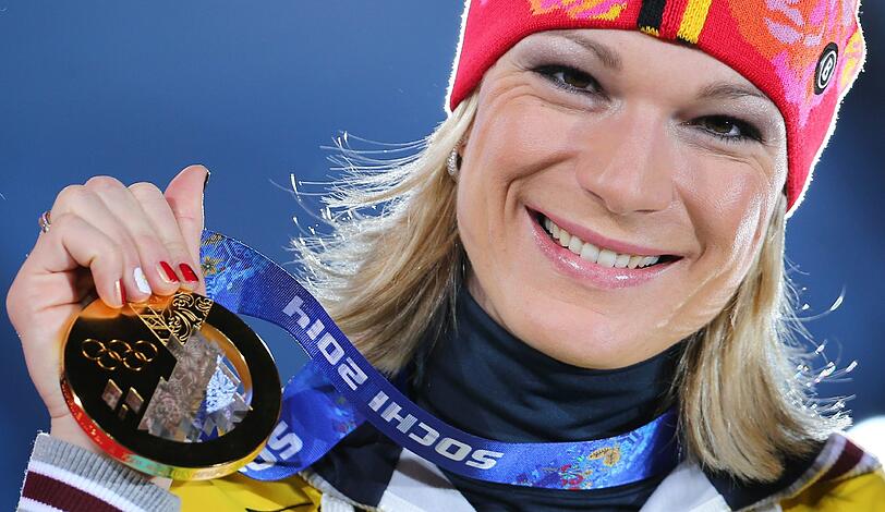 Maria Höfl-Riesch freut sich über ihre Goldmedaille bei der Super-Kombination in Sotschi 2014.