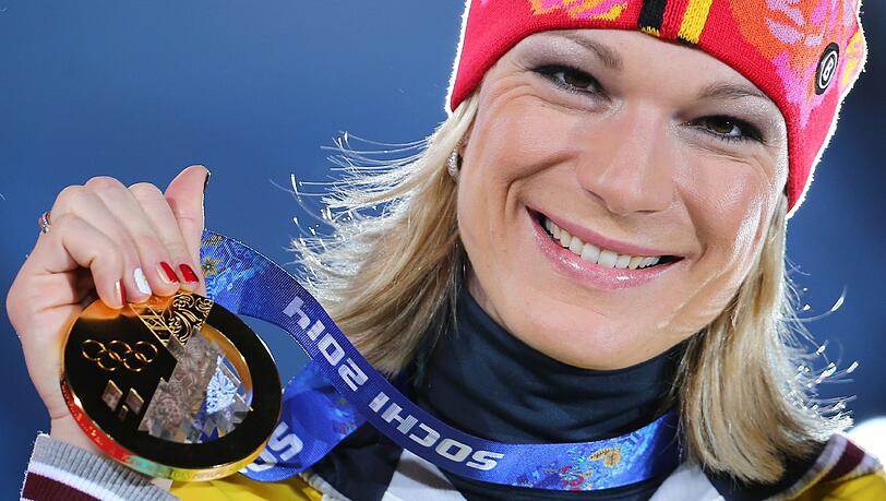 Maria Höfl-Riesch freut sich über ihre Goldmedaille bei der Super-Kombination in Sotschi 2014. Maria Höfl-Riesch freut sich über ihre Goldmedaille bei der Super-Kombination in Sotschi 2014.