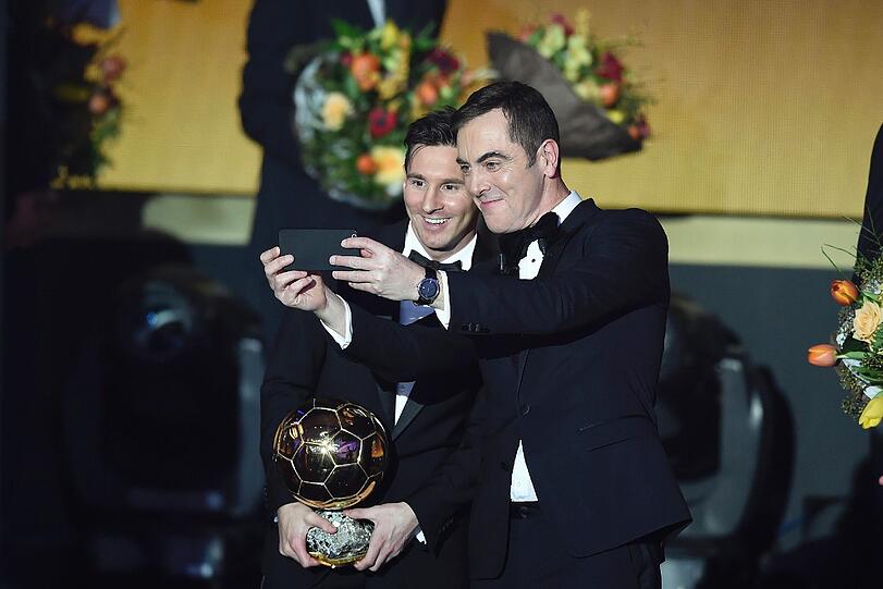 Da hat es mit dem Selfie noch geklappt: Lionel Messi bei seiner Auszeichnung zum Weltfußballer.