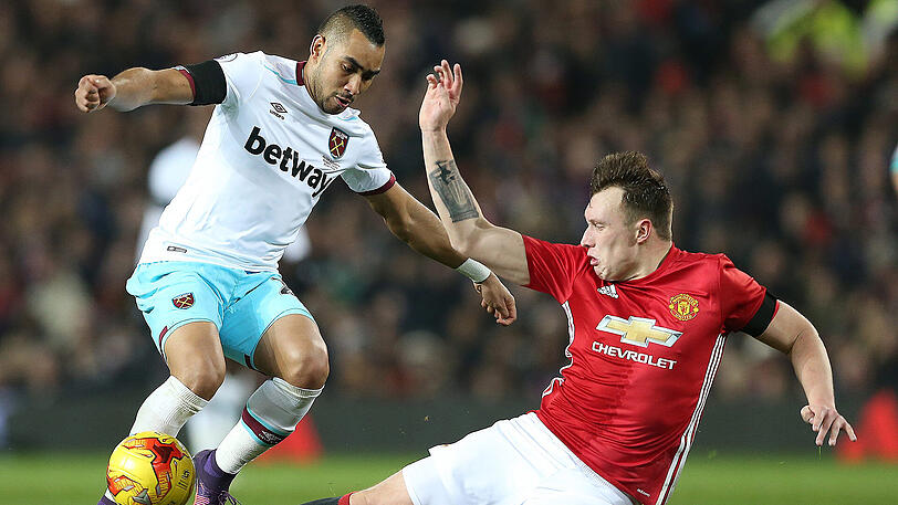 Dimitri Payet von West Ham United (links) im Duell mit Phil Jones von Manchester United.