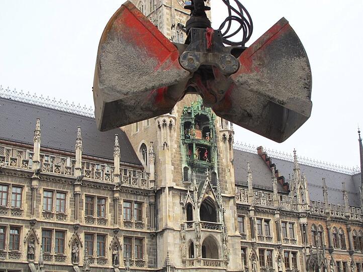 AZ-Leser Djordje Matkovic hat die "Verhüllungskunst" am Montag vor dem Rathaus fotografiert.