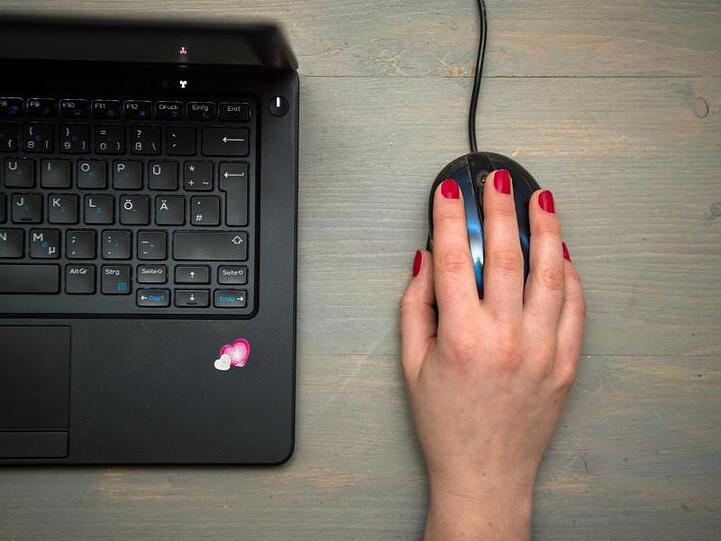 Eine Frau sitzt an einem Laptop. Foto: picture alliance / Sebastian Gollnow/dpa/Illustration