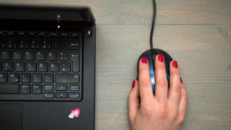 Eine Frau sitzt an einem Laptop. Foto: picture alliance / Sebastian Gollnow/dpa/Illustration Eine Frau sitzt an einem Laptop. Foto: picture alliance / Sebastian Gollnow/dpa/Illustration