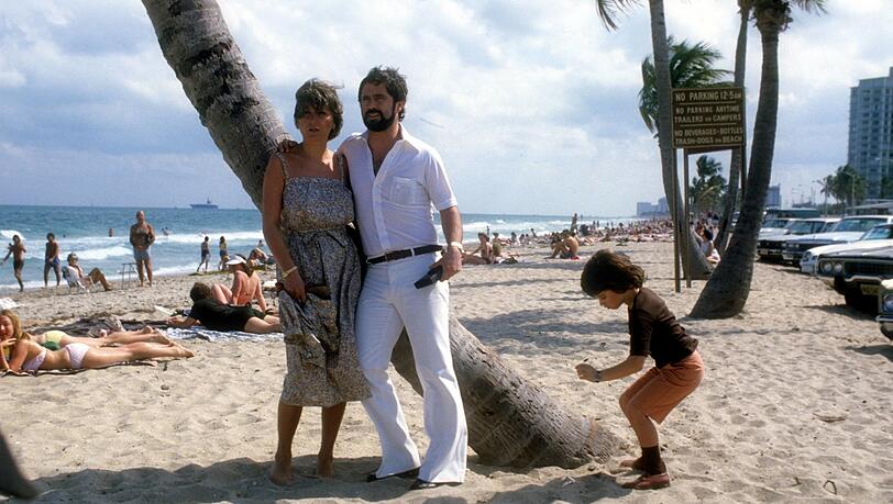 Gerd Müller (Fort Lauderdale Strikers) mit seiner Frau Uschi und Tochter Nicole am Strand der neuen Heimat Gerd Mueller Progress Lauderdale Strikers with his Woman Uschi and Daughter Nicole at Beach the new Home Gerd Müller (Fort Lauderdale Strikers) mit seiner Frau Uschi und Tochter Nicole am Strand der neuen Heimat Gerd Mueller Progress Lauderdale Strikers with his Woman Uschi and Daughter Nicole at Beach the new Home