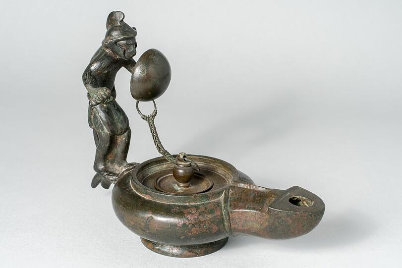 Lampe mit Griff in Form eines Affengladiators, aus Pompeji.