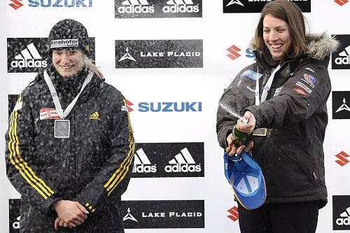 Erin Hamlin (r.) jubelt über Gold, für Natalie Geisenberger blieb nur Silber