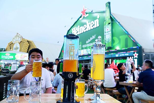 Mehr als 2300 verschiedene Biersorten werden beim Bier-Festival in Qingdao ausgeschenkt, darunter auch Heineken. Mehr als 2300 verschiedene Biersorten werden beim Bier-Festival in Qingdao ausgeschenkt, darunter auch Heineken.