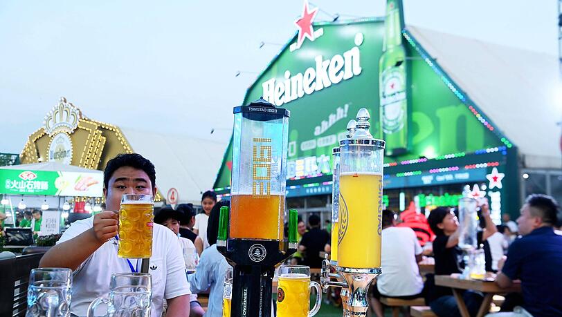 Mehr als 2300 verschiedene Biersorten werden beim Bier-Festival in Qingdao ausgeschenkt, darunter auch Heineken. Mehr als 2300 verschiedene Biersorten werden beim Bier-Festival in Qingdao ausgeschenkt, darunter auch Heineken.