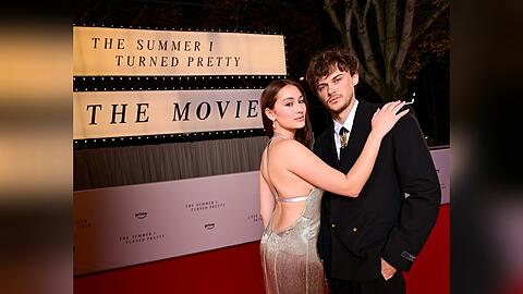 Mit diesem Foto von der Feier des Staffelfinales in Paris kündigten Lola Tung und Christopher Briney den Spielfilm zu "Der Sommer, als ich schön wurde" an.