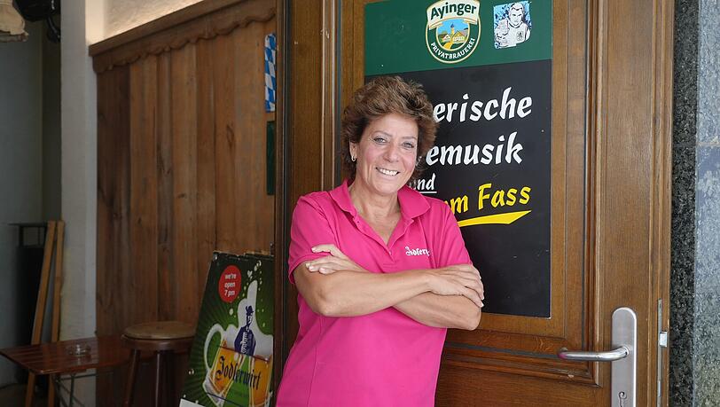 Chefin Paola Arenz am Eingang zum Jodlerwirt. Chefin Paola Arenz am Eingang zum Jodlerwirt.