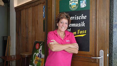 Chefin Paola Arenz am Eingang zum Jodlerwirt.