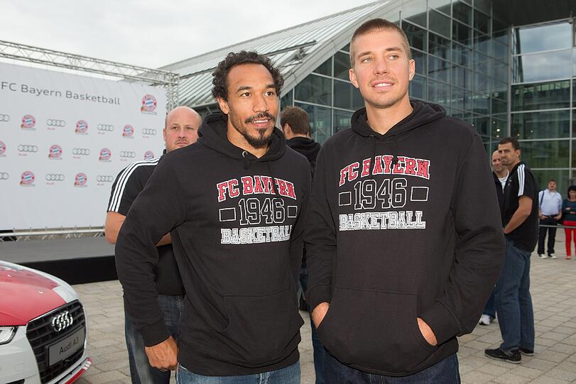 Demond Greene (links) und Steffen Hamann freuen sich über ihre neuen Fahrzeuge.