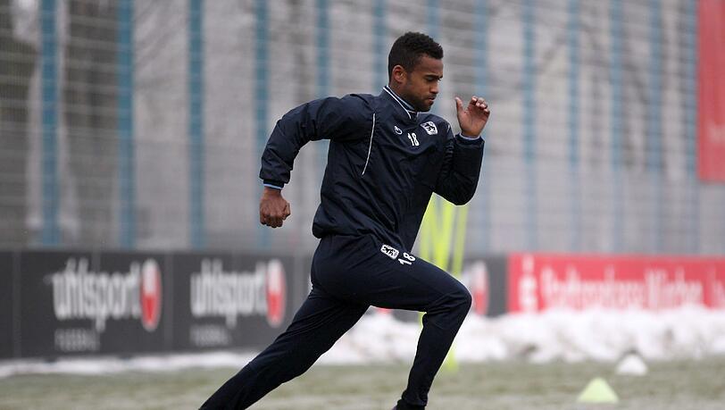 Neuzugang Ola Kamara beim Löwen-Training. Neuzugang Ola Kamara beim Löwen-Training.