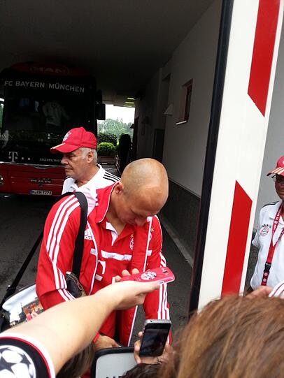 Auf dem Weg von der Säbener Straße zum Mannschaftshotel. Die Bayern-Stars gaben wartenden Fans vor dem Bundesliga-Auftakt noch ein paar Autogramme. Hier die Bilder.