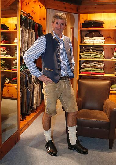 Die Löwen machen sich fit für die Wiesn: Am Dienstag wurde das Team um Trainer Friedhelm Funkel bei Loden Frey passend eingekleidet. Die Bilder!