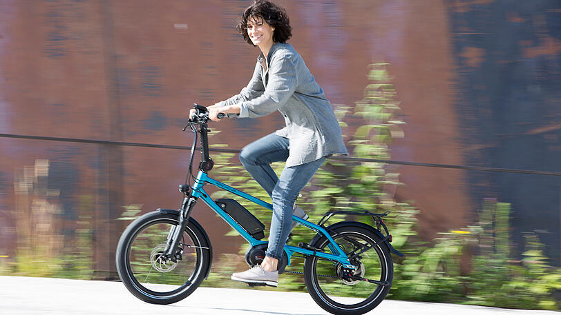 Wer sich mit dem E-Bike an einige Spielregeln hält, kommt sicherer durch den Verkehr - der Helm sollte aber eigentlich nicht fehlen.