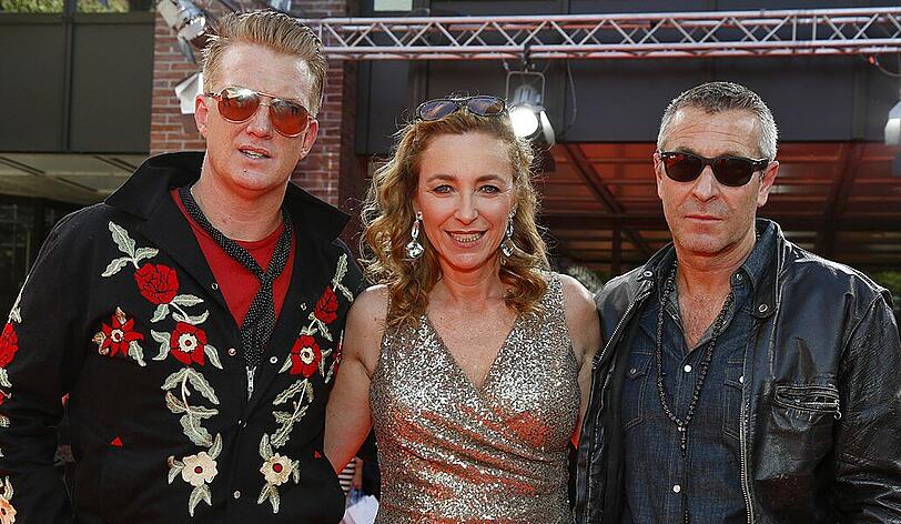 Josh Homme (links) und Andreas Neumann werden von der Geschäftsführerin und Festivalleiterin des Filmfests München, Diana Iljine, begrüßt.