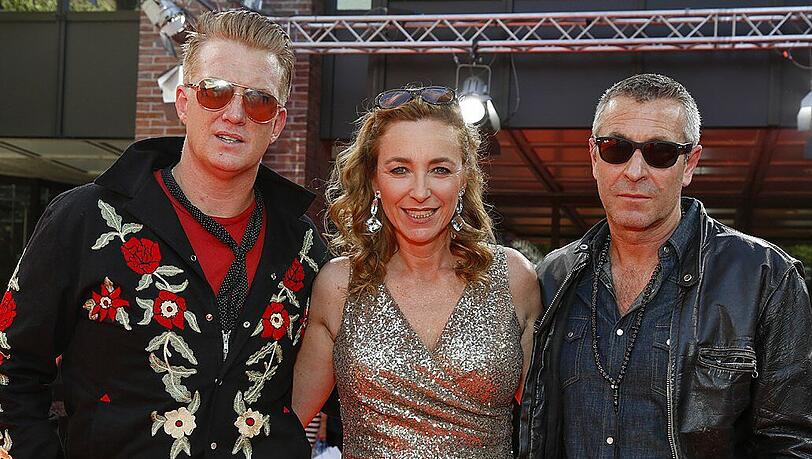 Josh Homme (links) und Andreas Neumann werden von der Geschäftsführerin und Festivalleiterin des Filmfests München, Diana Iljine, begrüßt.