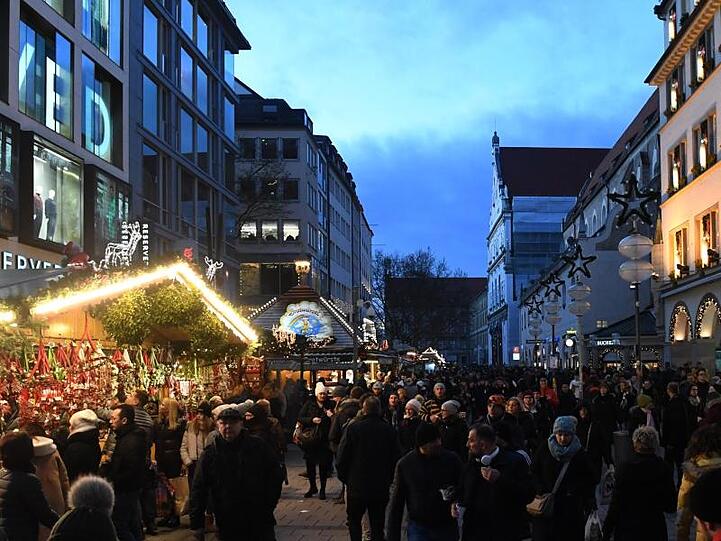 Passanten beim weihnachtlichen Einkaufsbummel in der Münchener Kaufingerstraße. Foto: Felix Hörhager/dpa/Archivbild