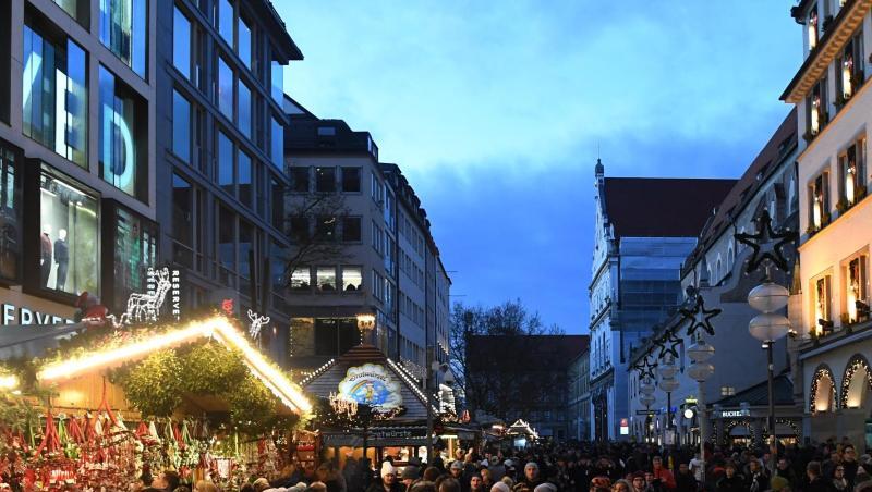 Passanten beim weihnachtlichen Einkaufsbummel in der Münchener Kaufingerstraße. Foto: Felix Hörhager/dpa/Archivbild Passanten beim weihnachtlichen Einkaufsbummel in der Münchener Kaufingerstraße. Foto: Felix Hörhager/dpa/Archivbild