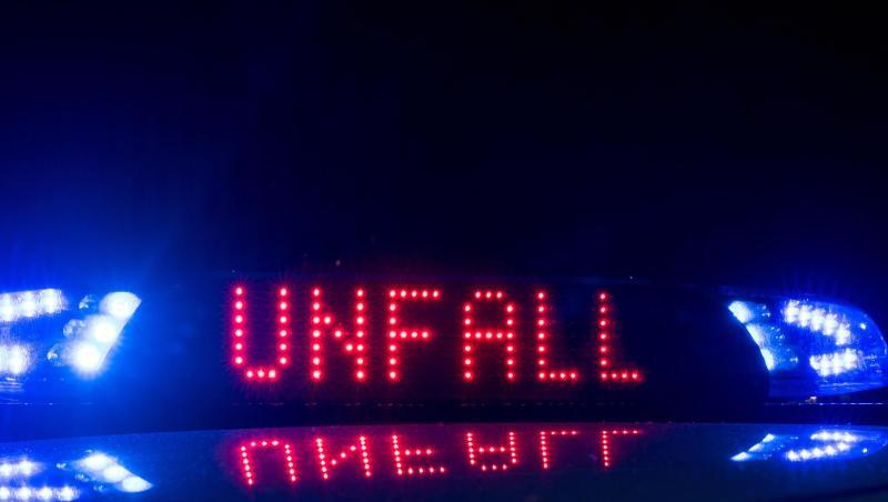 Das Blaulicht eines Polizeiwagens leuchtet; auf dem Display ist der Hinweis "Unfall" zu lesen. Foto: Monika Skolimowska/Archiv Das Blaulicht eines Polizeiwagens leuchtet; auf dem Display ist der Hinweis "Unfall" zu lesen. Foto: Monika Skolimowska/Archiv