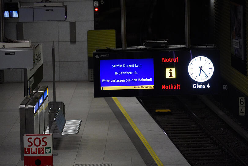 Die U-Bahnhaltestelle an der Münchner Freiheit – niemand zu sehen.