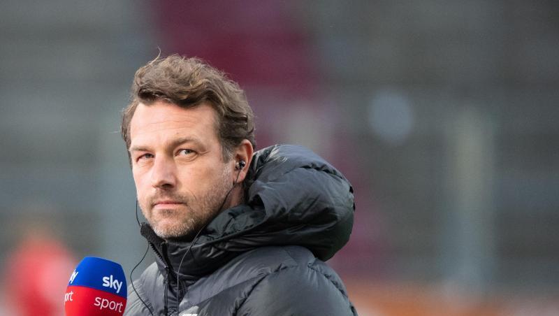 Augsburgs Trainer Markus Weinzierl gibt vor Spielbeginn ein Interview.