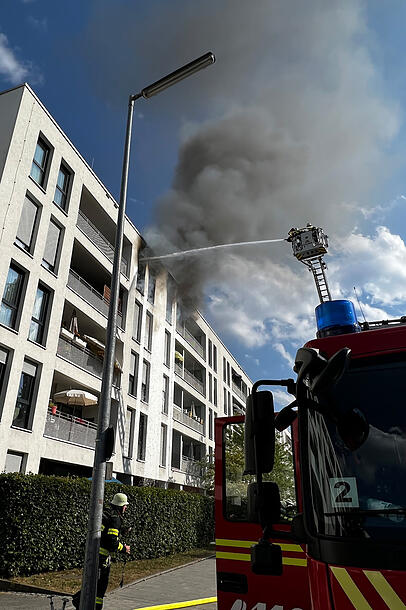 Die Feuerwehr war mit rund 50 Einsatzkräften vor Ort. Die Feuerwehr war mit rund 50 Einsatzkräften vor Ort.