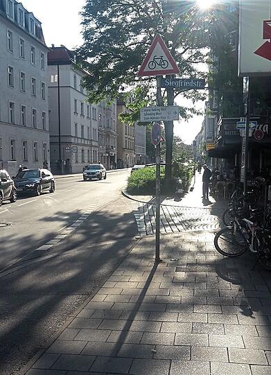 An unzähligen Stellen in der Stadt gibt es Situationen wie diese in der Herzogstraße: Der Radlweg hört an einer Straßeneinmündung einfach auf.