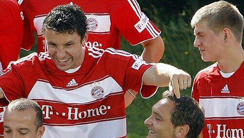 Mark van Bommel im Kreis seiner Mitspieler Mark van Bommel im Kreis seiner Mitspieler