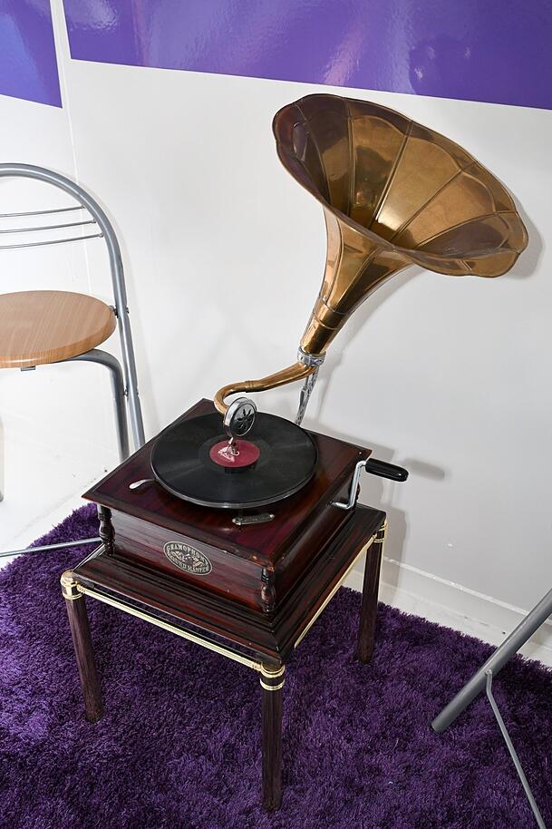 Auch dieses Grammophon (25 Euro) kann man im Container kaufen.