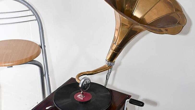 Auch dieses Grammophon (25 Euro) kann man im Container kaufen. Auch dieses Grammophon (25 Euro) kann man im Container kaufen.