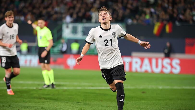 Lennart Karl trifft bei Debüt - singen will er offenbar nicht. Lennart Karl trifft bei Debüt - singen will er offenbar nicht.