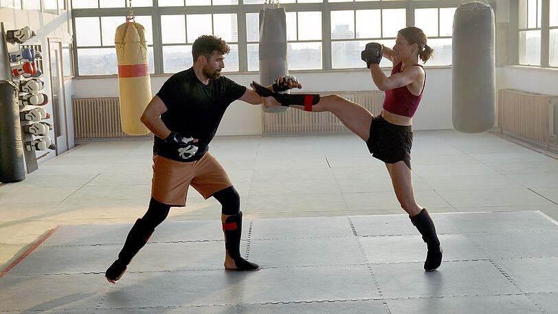 Personensch&uuml;tzerin Helen Schilling (Svenja Jung) &uuml;bt mit ihrem Mann Cem (Ugur Kaya) Kickboxen.
