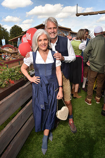 Birgit Schrowange und Ehemann Frank: Die beiden sehen im "Partner-Look" gut aus. Nur Frank sollte nächstes Jahr in Haferlschuhe investieren. Birgit Schrowange und Ehemann Frank: Die beiden sehen im "Partner-Look" gut aus. Nur Frank sollte nächstes Jahr in Haferlschuhe investieren.