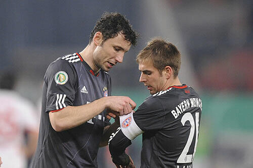 Mark van Bommel übergibt Philipp Lahm die Kapitänsbinde.