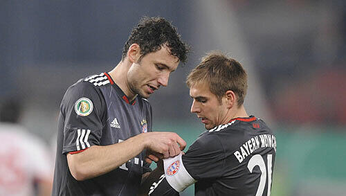 Mark van Bommel übergibt Philipp Lahm die Kapitänsbinde. Mark van Bommel übergibt Philipp Lahm die Kapitänsbinde.