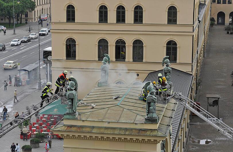 Ein Blitz traf am Montag das Dach des Hofgartentores und setzte einen Balken in Brand. Die Bilder vom Feuerwehreinsatz!
