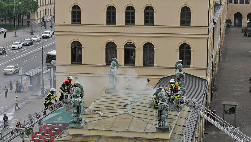 Ein Blitz traf am Montag das Dach des Hofgartentores und setzte einen Balken in Brand. Die Bilder vom Feuerwehreinsatz! Ein Blitz traf am Montag das Dach des Hofgartentores und setzte einen Balken in Brand. Die Bilder vom Feuerwehreinsatz!