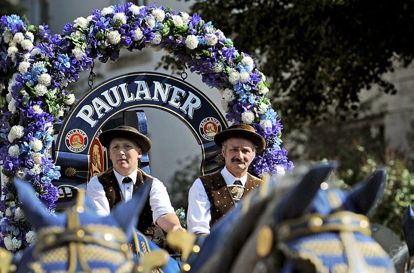 Mit einem feierlich geschmückten Pferdegspann zieht Paulaner am Freitag nach Langwied (Archivbild).