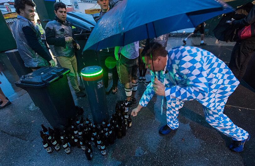 Der Regen bestimmt den Auftakt zum 183. Oktoberfest in München. Erste Wiesnfans standen trotzdem seit 7 Uhr vor den Zelten an.