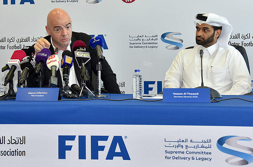 FIFA-Präsident Gianni Infantino (links) und Hassan Al Thawadi, Generalsekretär des für Stadien und Infrastruktur zuständigen Komitees.