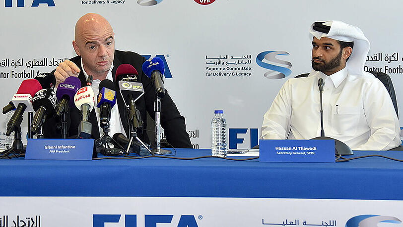 FIFA-Präsident Gianni Infantino (links) und Hassan Al Thawadi, Generalsekretär des für Stadien und Infrastruktur zuständigen Komitees. FIFA-Präsident Gianni Infantino (links) und Hassan Al Thawadi, Generalsekretär des für Stadien und Infrastruktur zuständigen Komitees.